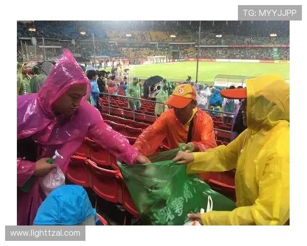 南京球迷 “人走场净” 赛场内外皆风景